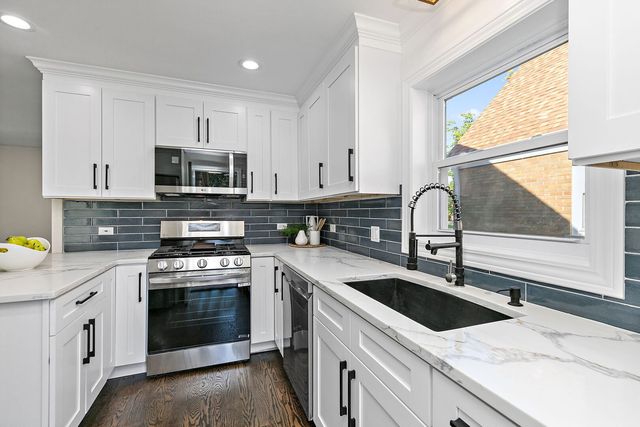 241 N Hamlin Avenue, Park Ridge, IL 60068