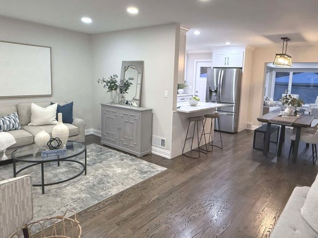 241 N Hamlin Avenue, Park Ridge, IL 60068