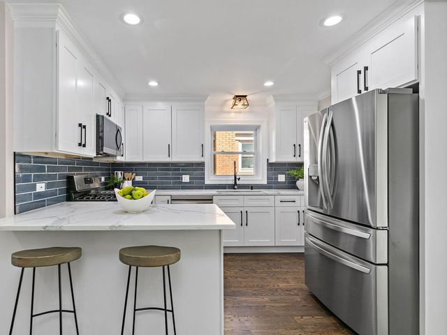 241 N Hamlin Avenue, Park Ridge, IL 60068