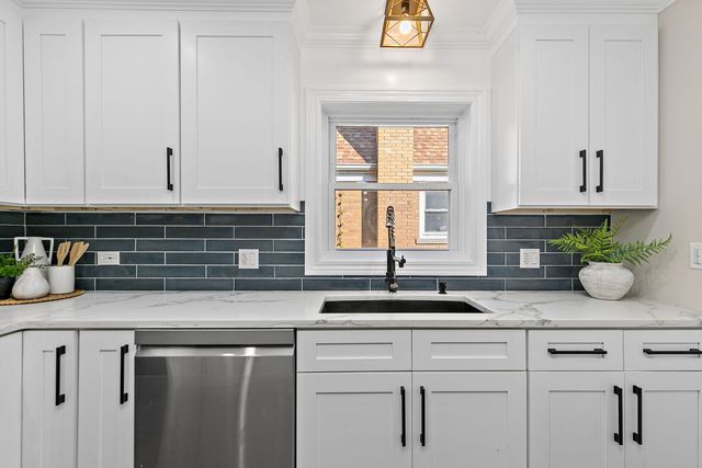 241 N Hamlin Avenue, Park Ridge, IL 60068