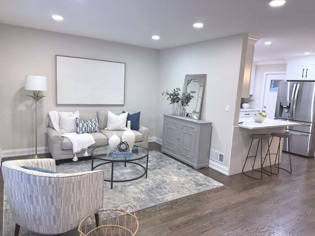 241 N Hamlin Avenue, Park Ridge, IL 60068