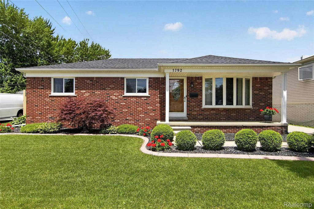 1792 Capitol Avenue, Lincoln Park, MI 48146