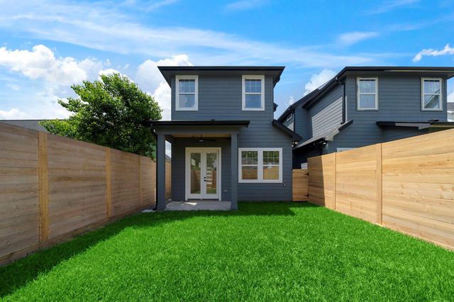 1305 Amundsen St N, Houston, TX 77009