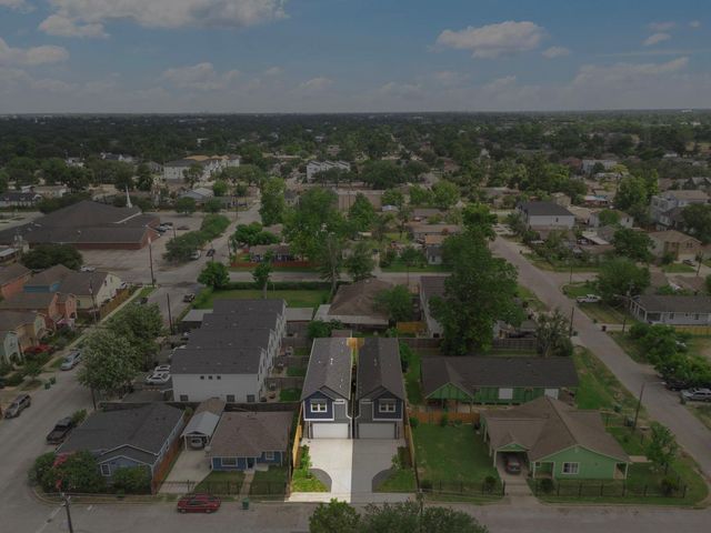 1305 Amundsen St N, Houston, TX 77009