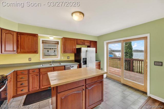 1525 Shoreline Drive, Hartland, MI 48353