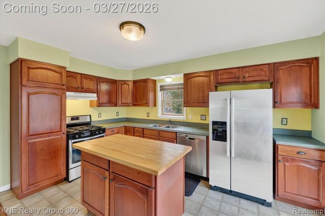 1525 Shoreline Drive, Hartland, MI 48353