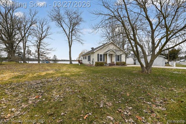 1525 Shoreline Drive, Hartland, MI 48353