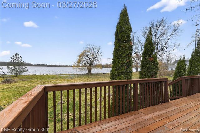 1525 Shoreline Drive, Hartland, MI 48353