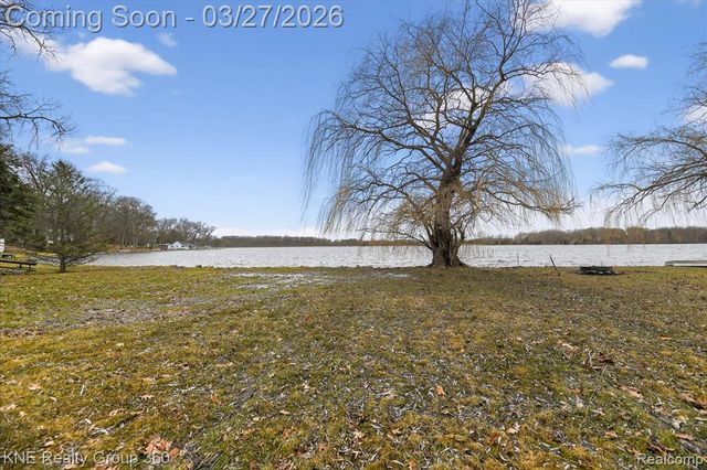 1525 Shoreline Drive, Hartland, MI 48353