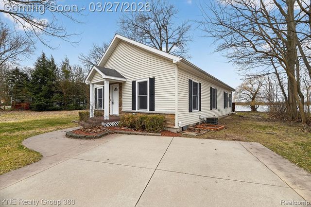1525 Shoreline Drive, Hartland, MI 48353