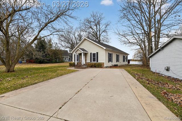1525 Shoreline Drive, Hartland, MI 48353