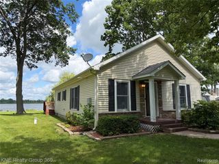 1525 Shoreline Drive, Hartland, MI 48353