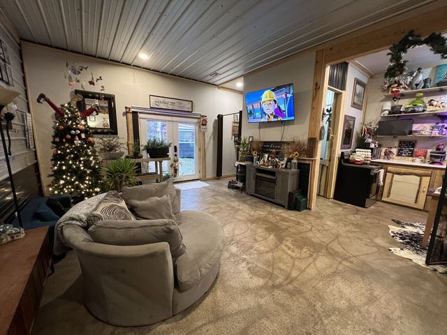 75 New Harmony Rd, Lafayette, TN 37083