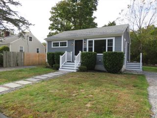 29 Davis St, Dartmouth, MA 02748