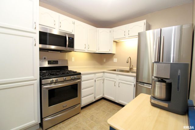 5710 N WESTERN Avenue, Peoria, IL 61614