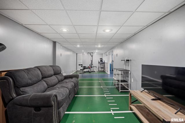 5710 N WESTERN Avenue, Peoria, IL 61614