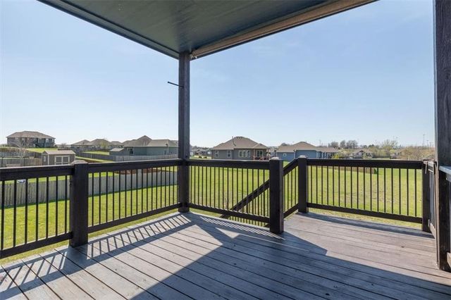 6992 141st Street, Basehor, KS 66007