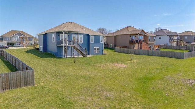 6992 141st Street, Basehor, KS 66007