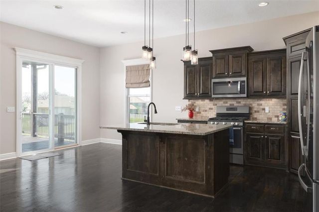 6992 141st Street, Basehor, KS 66007