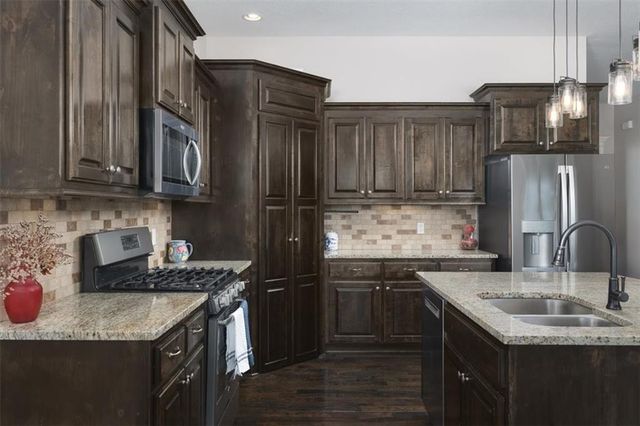 6992 141st Street, Basehor, KS 66007