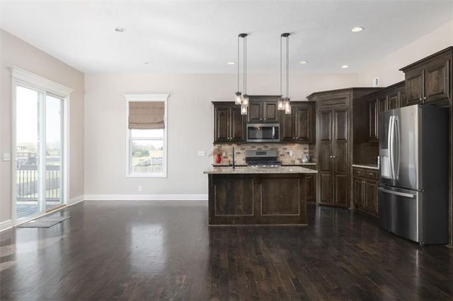 6992 141st Street, Basehor, KS 66007