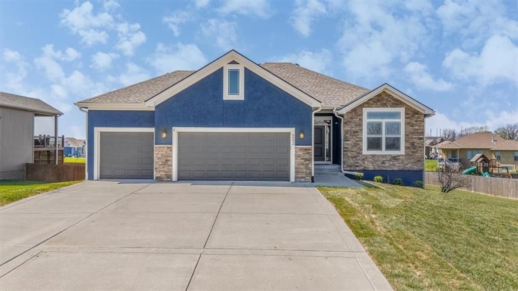 6992 141st Street, Basehor, KS 66007