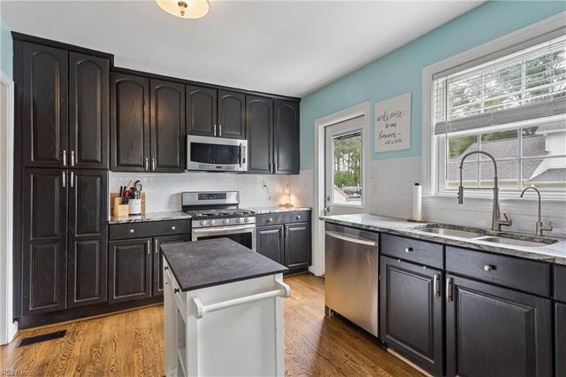 25 Lodge RD, Poquoson, VA 23662