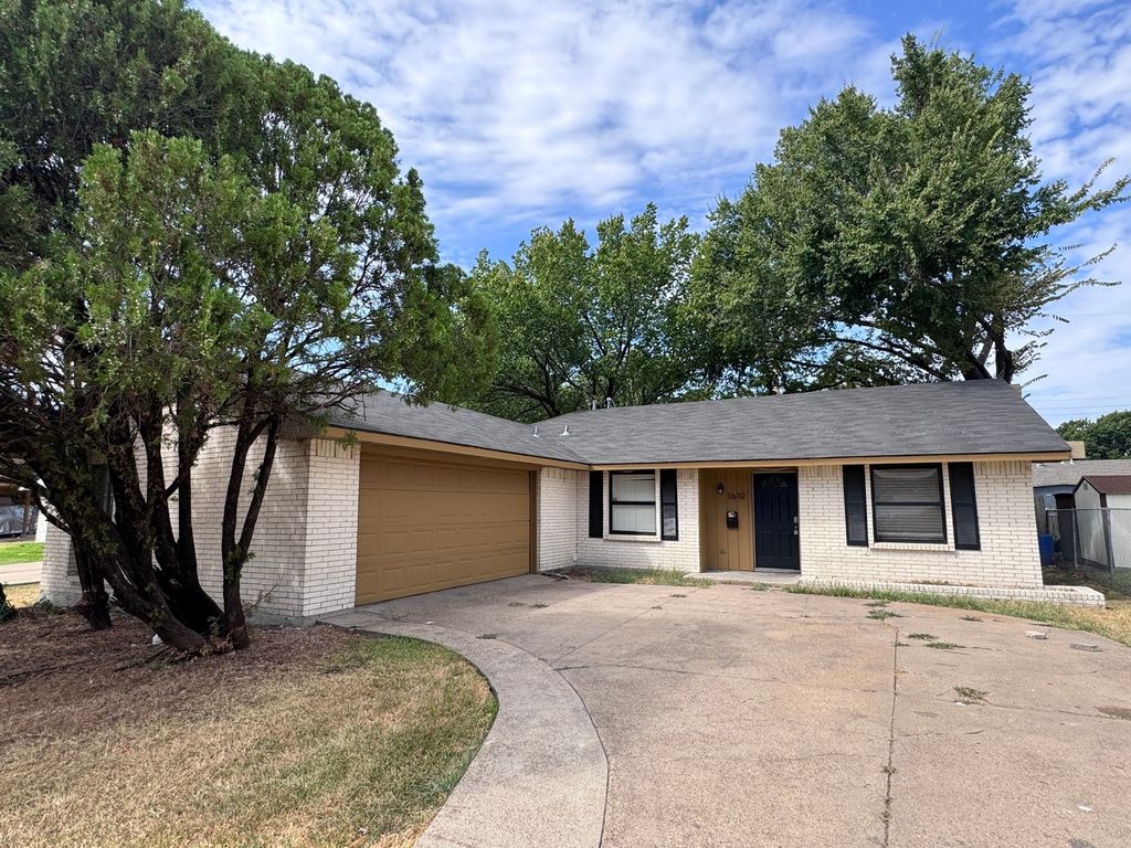 1610 Kingston Drive, Grand Prairie, TX 75051 — exterior