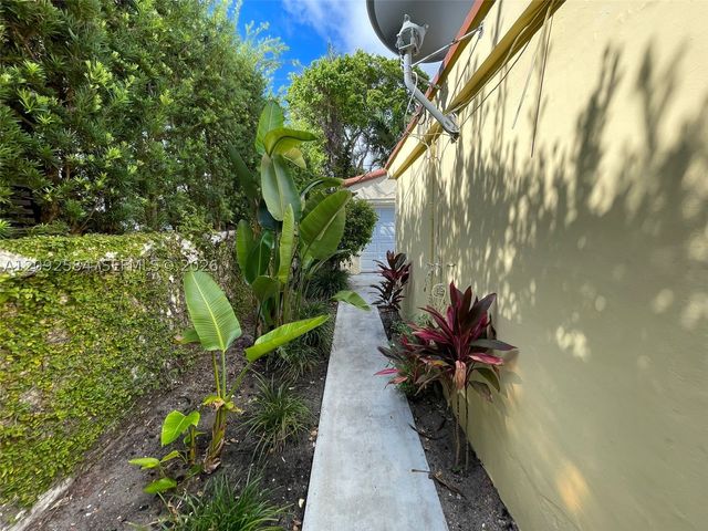 1018 W 47th St 1, Miami Beach, FL 33140