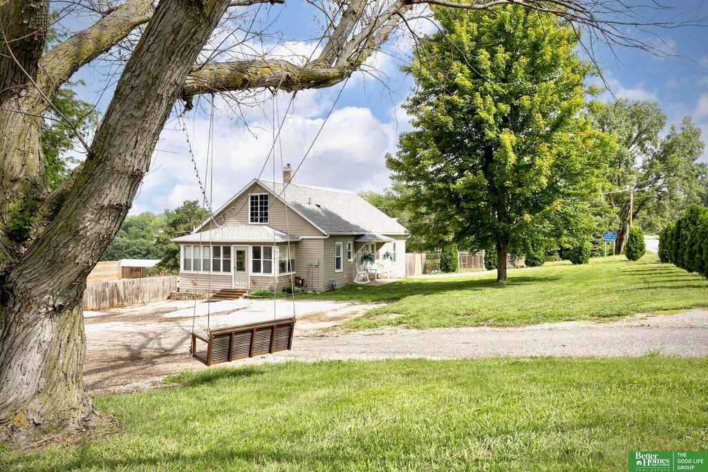 8264 Cedar Island Road, Bellevue, NE 68147