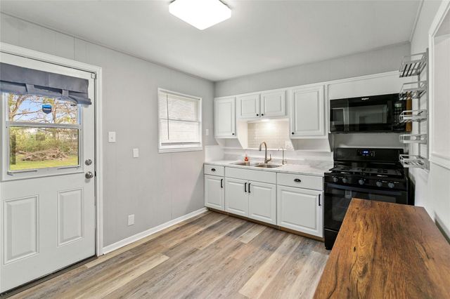 223 Jasmine Street, Lake Jackson, TX 77566