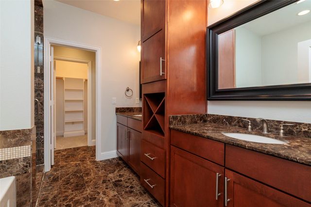 724 Skyline Bluff Court, Fort Worth, TX 76102