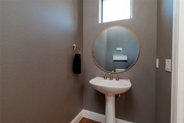 724 Skyline Bluff Court, Fort Worth, TX 76102