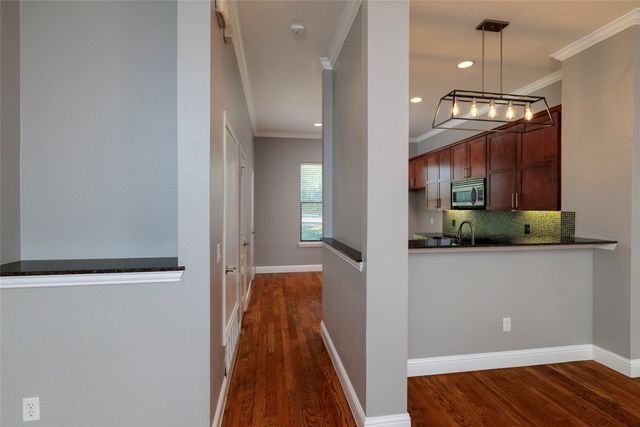 724 Skyline Bluff Court, Fort Worth, TX 76102