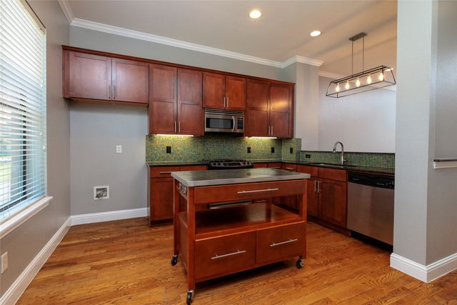 724 Skyline Bluff Court, Fort Worth, TX 76102