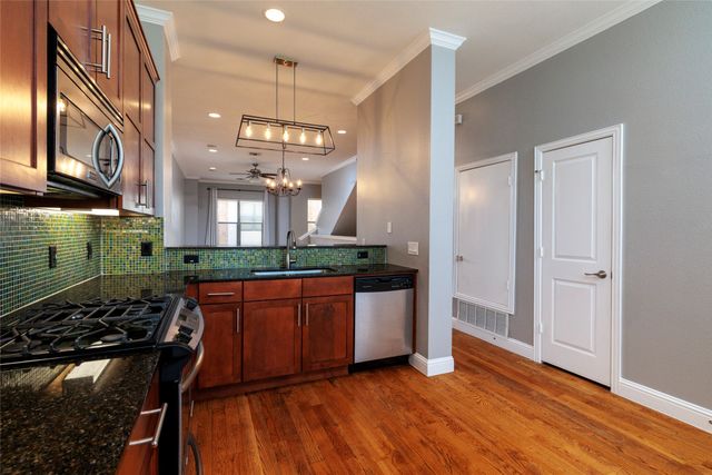 724 Skyline Bluff Court, Fort Worth, TX 76102