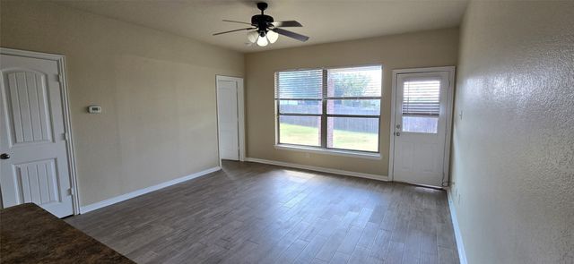 107 Creekside Drive, Sanger, TX 76266