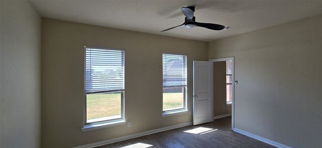 107 Creekside Drive, Sanger, TX 76266