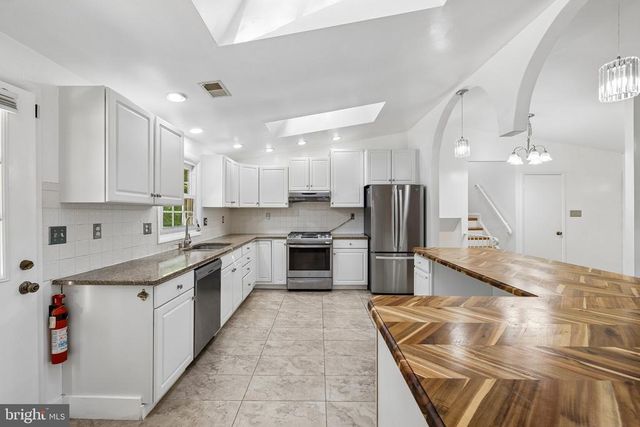 4 POND CIR, Fredericksburg, VA 22407