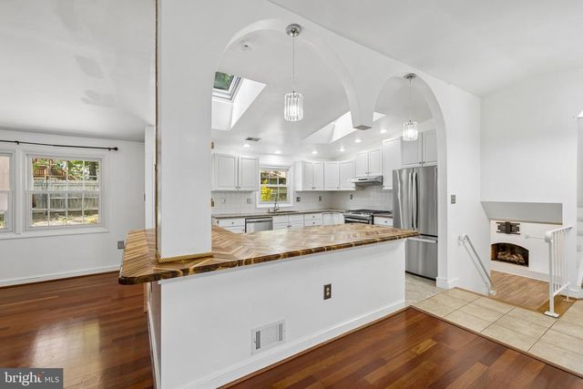 4 POND CIR, Fredericksburg, VA 22407