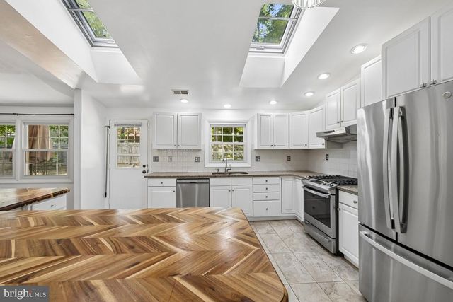 4 POND CIR, Fredericksburg, VA 22407