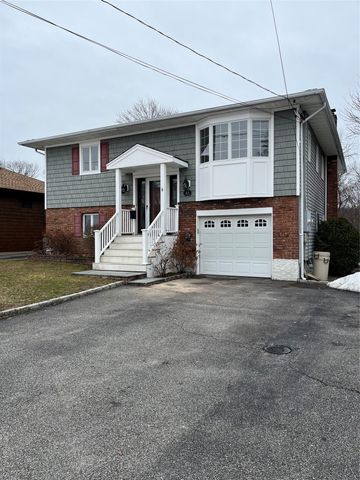 43 Floyd Place, East Norwich, NY 11732