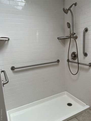 43 Floyd Place, East Norwich, NY 11732