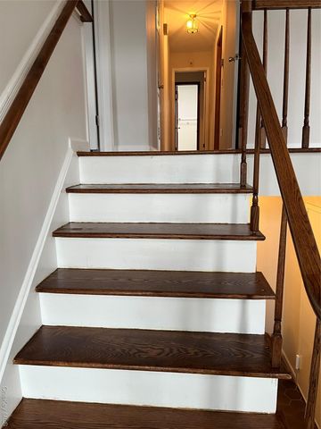 43 Floyd Place, East Norwich, NY 11732