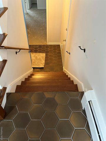 43 Floyd Place, East Norwich, NY 11732