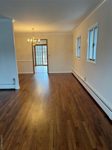 43 Floyd Place, East Norwich, NY 11732