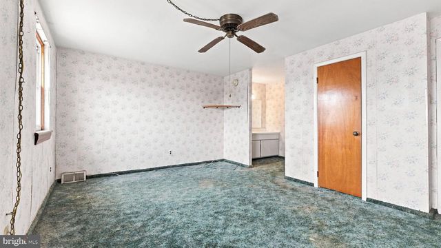 10228 W KESWICK RD, Philadelphia, PA 19114