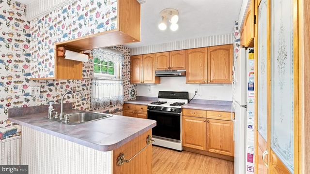 10228 W KESWICK RD, Philadelphia, PA 19114