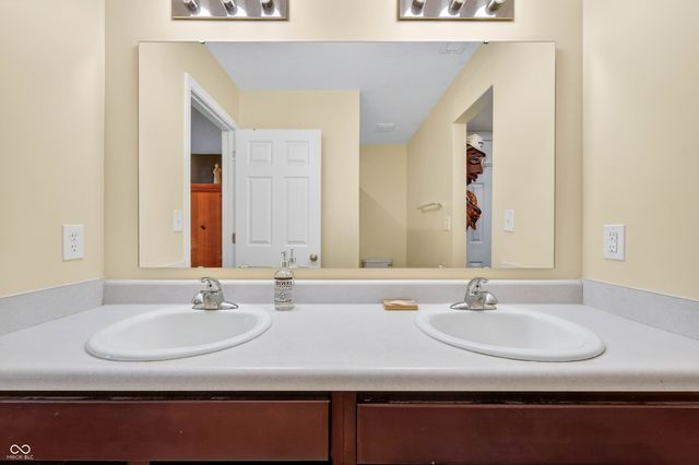 1137 N Aberdeen Drive, Franklin, IN 46131