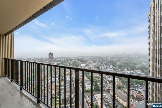 300 Winston Drive 2523, Cliffside Park, NJ 07010